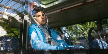 Zuyd Hogeschool student bus ruit studentlife