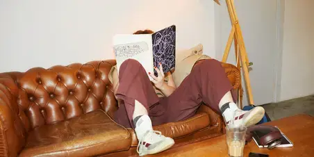  Zuyd Hogeschool student lezen boek bank studentlife