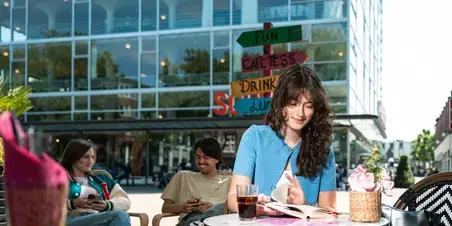 Zuyd Hogeschool student terras heerlen2