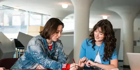  Zuyd Hogeschool studenten aan tafel heerlen