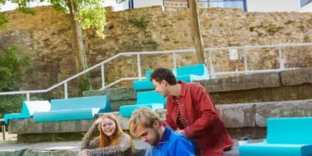 Zuyd Hogeschool studenten buiten trap studentlife