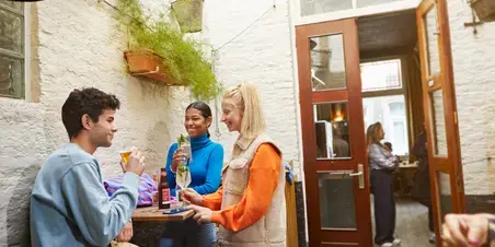 Zuyd Hogeschool studenten terrasje drinken studentlife