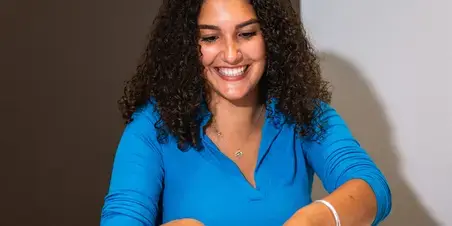 social work - meisje in blauw shirt