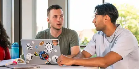 social work - studenten aan tafe