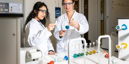 Applied Science - studenten aan het werk met vloeistoffen