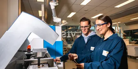 Applied Science - studenten in donkerblauwe labjas