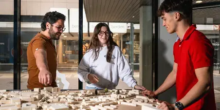 circular cities and communities - studenten met maquette