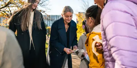 Leraar Basisonderwijs - Juffen met kinderen buiten