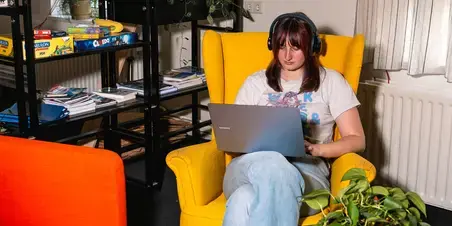 Vertaalacademie - student koptelefoon