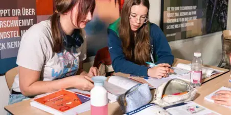Vertaalacademie - studenten werken aan tafel