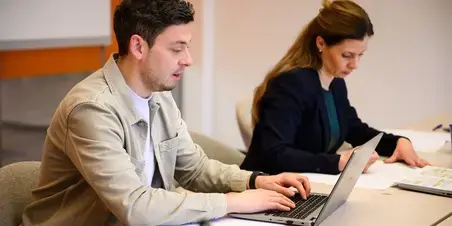 Twee professionals op laptop aan het werk
