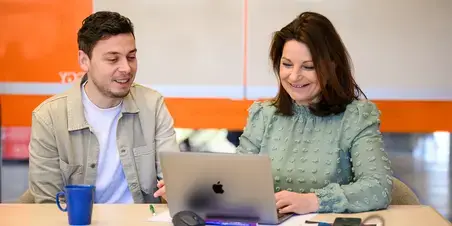 Twee professionals aan het studeren