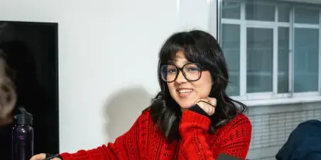 Computer Science - student in rode trui