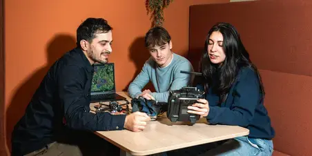 Computer Science - studenten met drone in zithoek