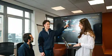 Computer Science - studenten voor bord