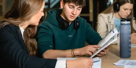 Leraar Basisonderwijs studenten aan tafel aan het werk