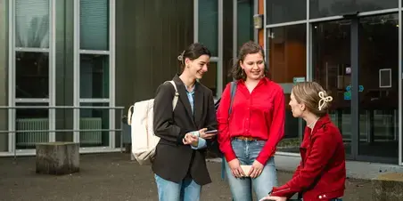 Leraar basisonderwijs studenten voor gebouw