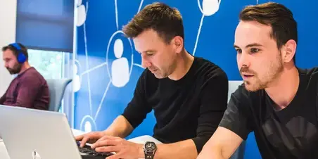 ad ICT 30 drie studenten met laptop.jpg