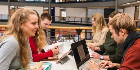 Ergotherapie BSG studenten in de hal.jpg