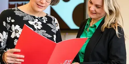 Zuyd Professional vrouwen kijken in brochure.jpg