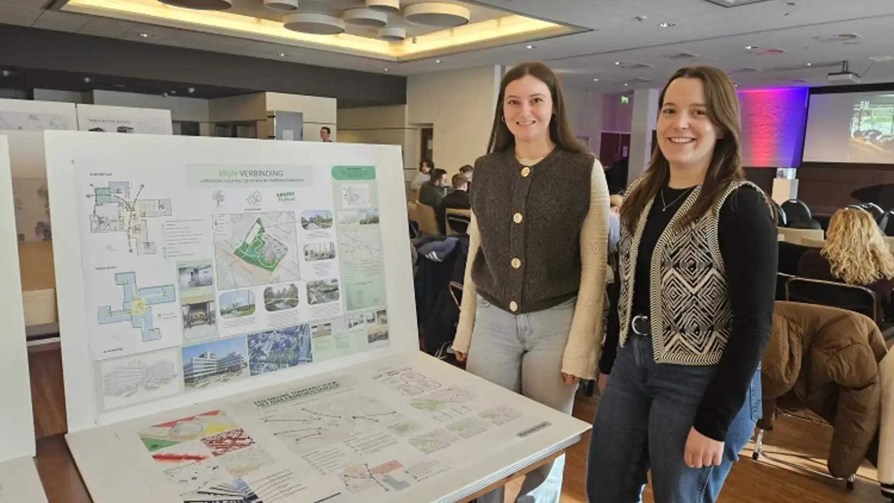studenten BE met plattegrond DSM gebouw