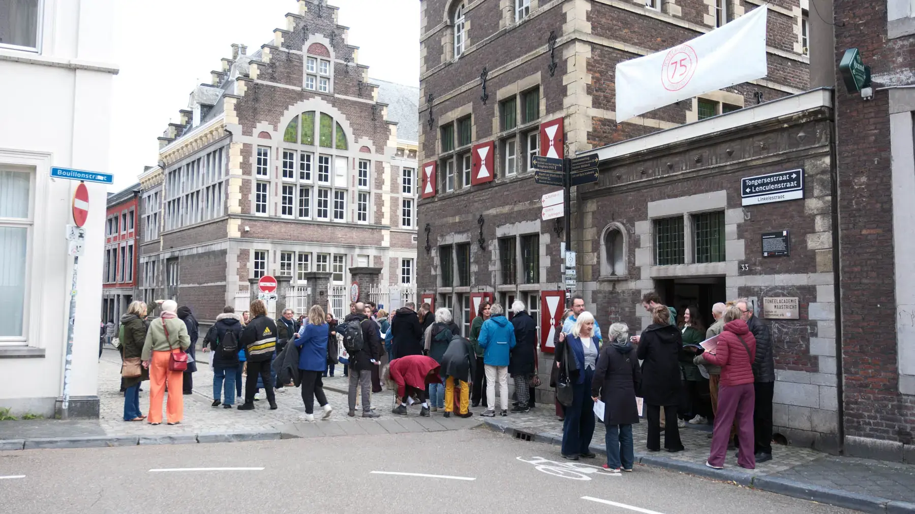 gebouw met jubileumbanner toneelacademie.jpg