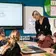 Leraar Basisonderwijs - juf controleert werk