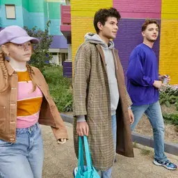 Drie studenten lopen over straat