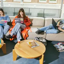 Studenten achter laptops