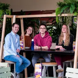 Vertaalacademie studenten in kantine