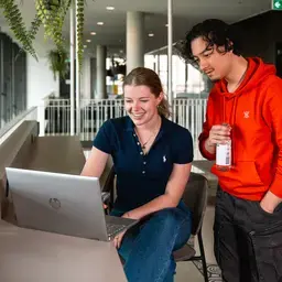 Samenwerken Laptop Balkon Zuyd Hogeschool Sittard