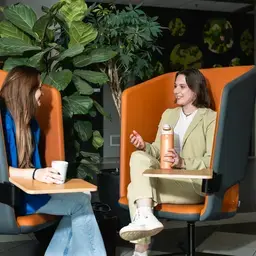 Bank OranjeStoel Handgebaren Zuyd Hogeschool Heerlen