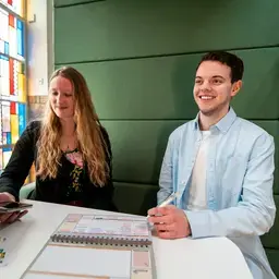 Vertaalacademie jongen en meid