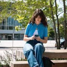 Bankje Lachend Buiten Zuyd Hogeschool Heerlen