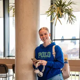 Business Studies - student leunt tegen paal