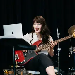 Docent Muziek - meisje met gitaar