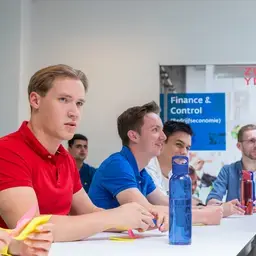 Finance en Control - student in klas