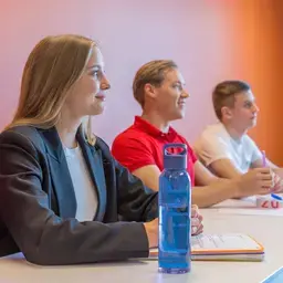 Finance ad - studenten in de klas