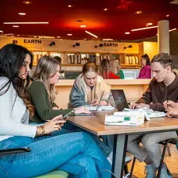 HBO-Rechten - studenten werken in kantine