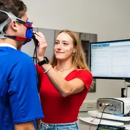 Mens en Techniek - student doet gasmeting