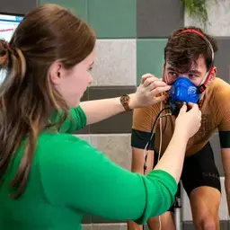 Mens en Techniek - student meet bij sporter op fiets