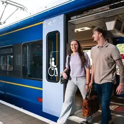 Studenten lopen uit Arriva trein in Sittard