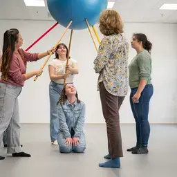 Vaktherapie - gymzaal studenten met stok en bal