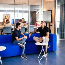 ict-student en docent in zitje