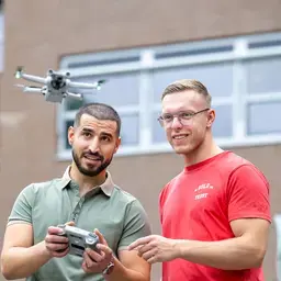 ict-studenten met drone