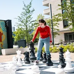 Zuyd Hogeschool student buiten schaak heerlen