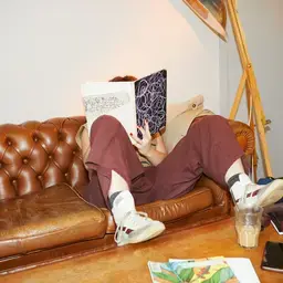  Zuyd Hogeschool student lezen boek bank studentlife