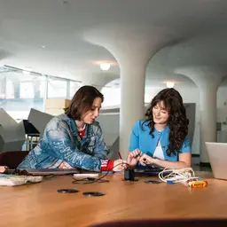  Zuyd Hogeschool studenten aan tafel heerlen