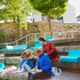 Zuyd Hogeschool studenten buiten trap studentlife