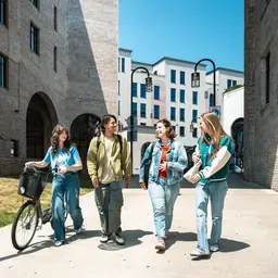 Zuyd Hogeschool studenten groep lopen heerlen
